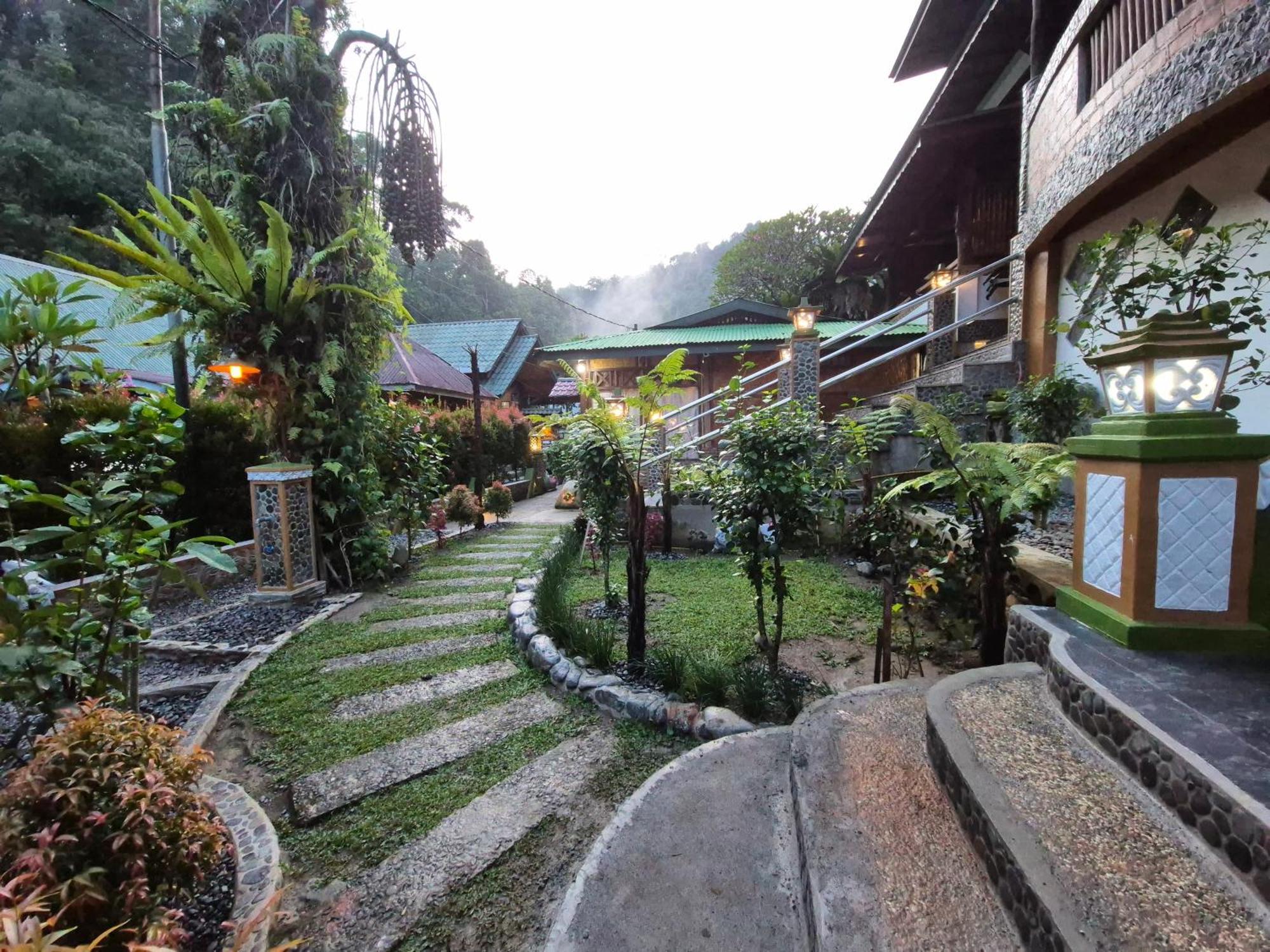 Sam'S Bungalows And Treks Bukit Lawang Exterior foto