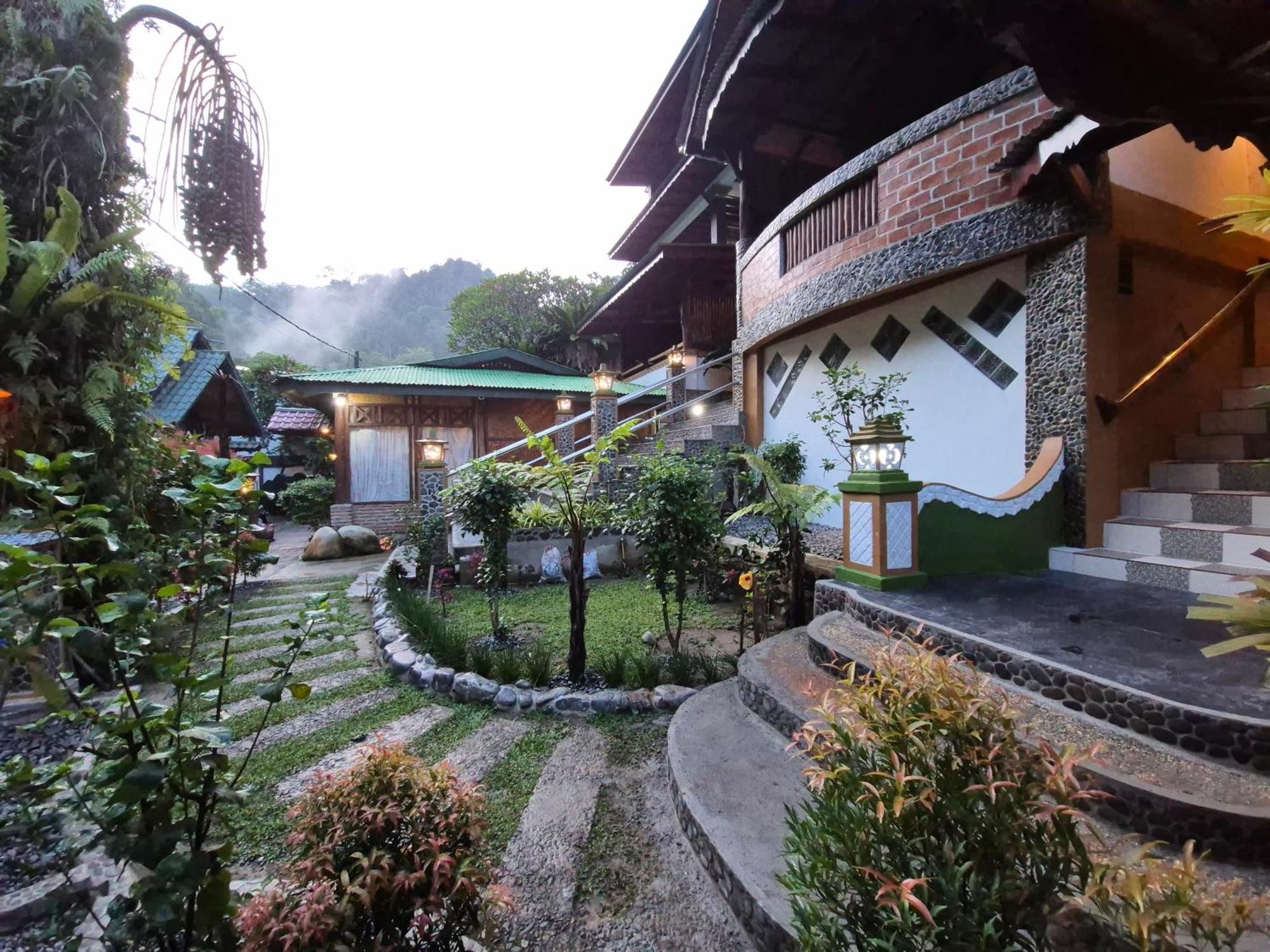 Sam'S Bungalows And Treks Bukit Lawang Exterior foto
